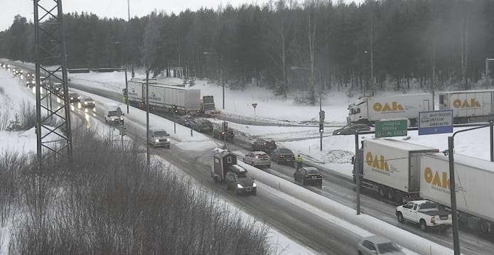 Useita rekkoja on jumissa Poikkimaantiellä.