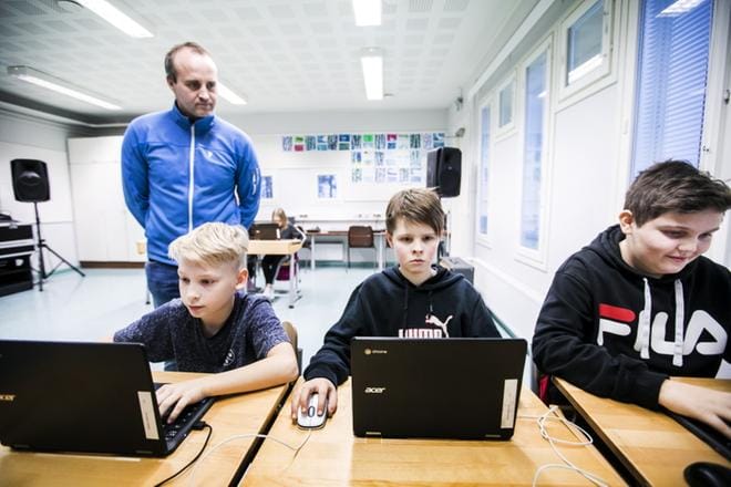 Tutoropettaja Marko Takamäki seuraa, kun Männikön koulun 12-vuotiaat Johannes Sippola, Antti-Jussi Laurila sekä Eemeli Kosonen tekevät koulutehtäviään henkilökohtaisilla tietokoneillaan. Oppilaiden lisäksi tutortoiminnalla on panostettu myös opettajien tieto- ja viestintätekniikan osaamiseen. Myös opettajilla on omat tietokoneensa. KUVA: KRISTA LUOMA