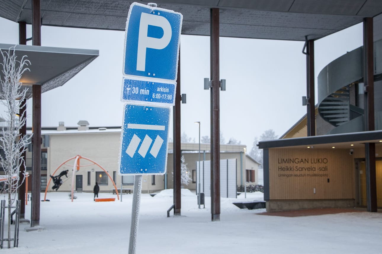 Vuoden alussa käynnistyi Limingan koulujen parkkipaikoilla pysäköinninvalvonta kokeiluluonteisesti. Valtuustoaloitteessa kokeilu halutaan lopettaa välittömästi.