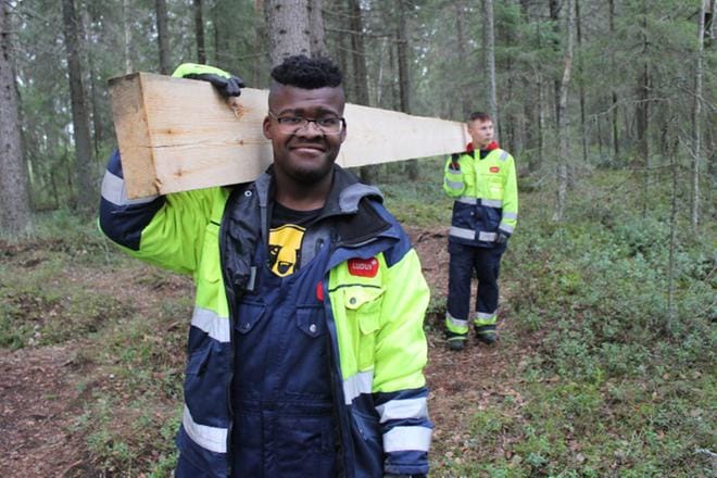 Alavutelainen Rodi Varila (etualalla) ja seinäjokelainen Markus Sundqvist ovat kiinteistönhoitoalan opiskelijoita erityisammattiopisto Luovissa. KUVA: REIJO HEIKKILÄ