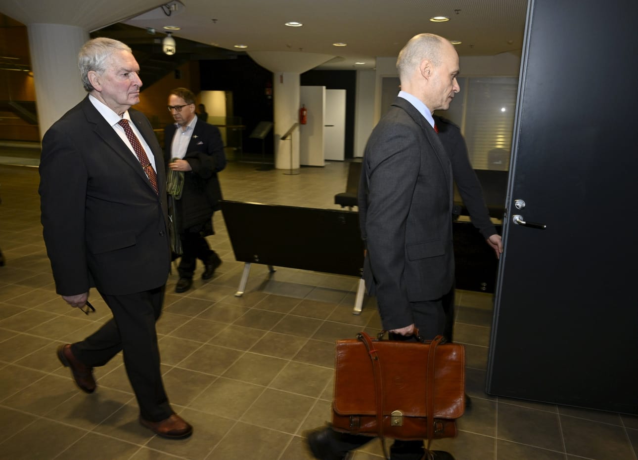 Korkeimmassa oikeudessa alkoi tiistaina suullinen käsittely EU:n ja Puolustusvoimien entisen tiedustelupäällikön, kontra-amiraali evp. Georgij Alafuzoffin (vasemmalla) rikossyytteestä. LEHTIKUVA / Heikki Saukkomaa