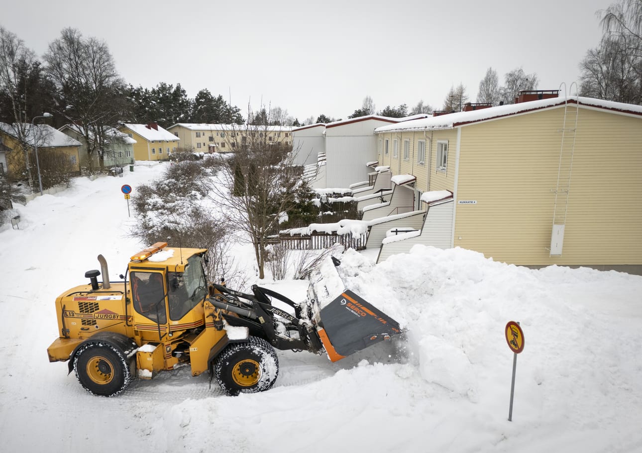 Kiinteistöhuolto Jurvelin kuljetti torstaina pois Höyhtyän Kuikkatien rivitaloyhtiöön talven aikana kertyneet lumet, jotta sulamisvesiltä vältyttäisiin.