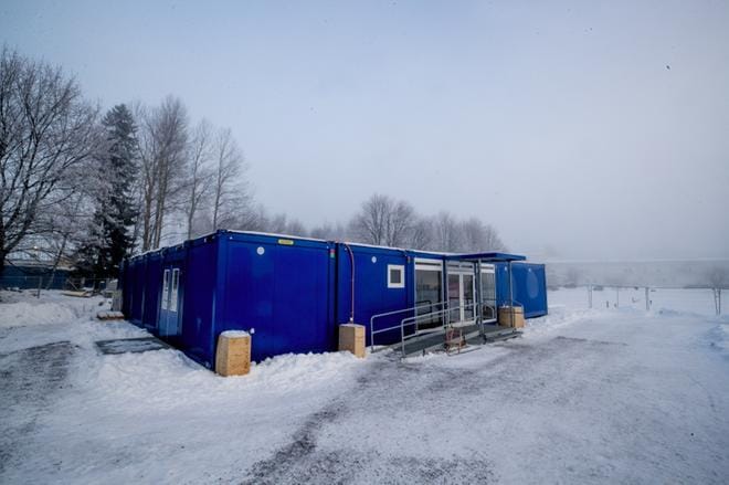 Mustasaaren keskuskoulussa on ollut sisäilmaongelmia. Koulun pihaan on tuotu parakkikoulu.