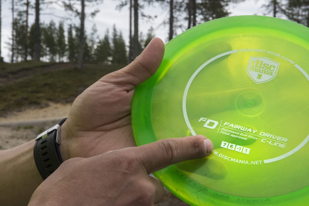 Jos haluaa järveen päätyneen kiekkonsa takaisin, kannattaa kirjoittaa kiekkoon nimi ja puhelinnumero.