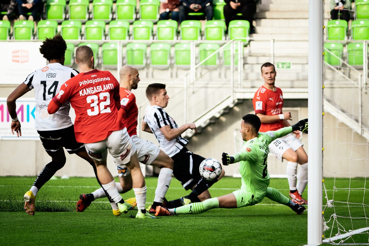 Kalle Multasen kauden kolmastoista maali syntyi Ramilson Almeidan taakse.