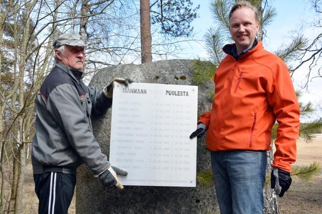 Kätkänjoen kyläyseuran Heikki Ylinen ja Antti Takala katsoivat muistolaatalle sopivaa paikkaa viime viikolla. KUVA: MIINA HAKALA