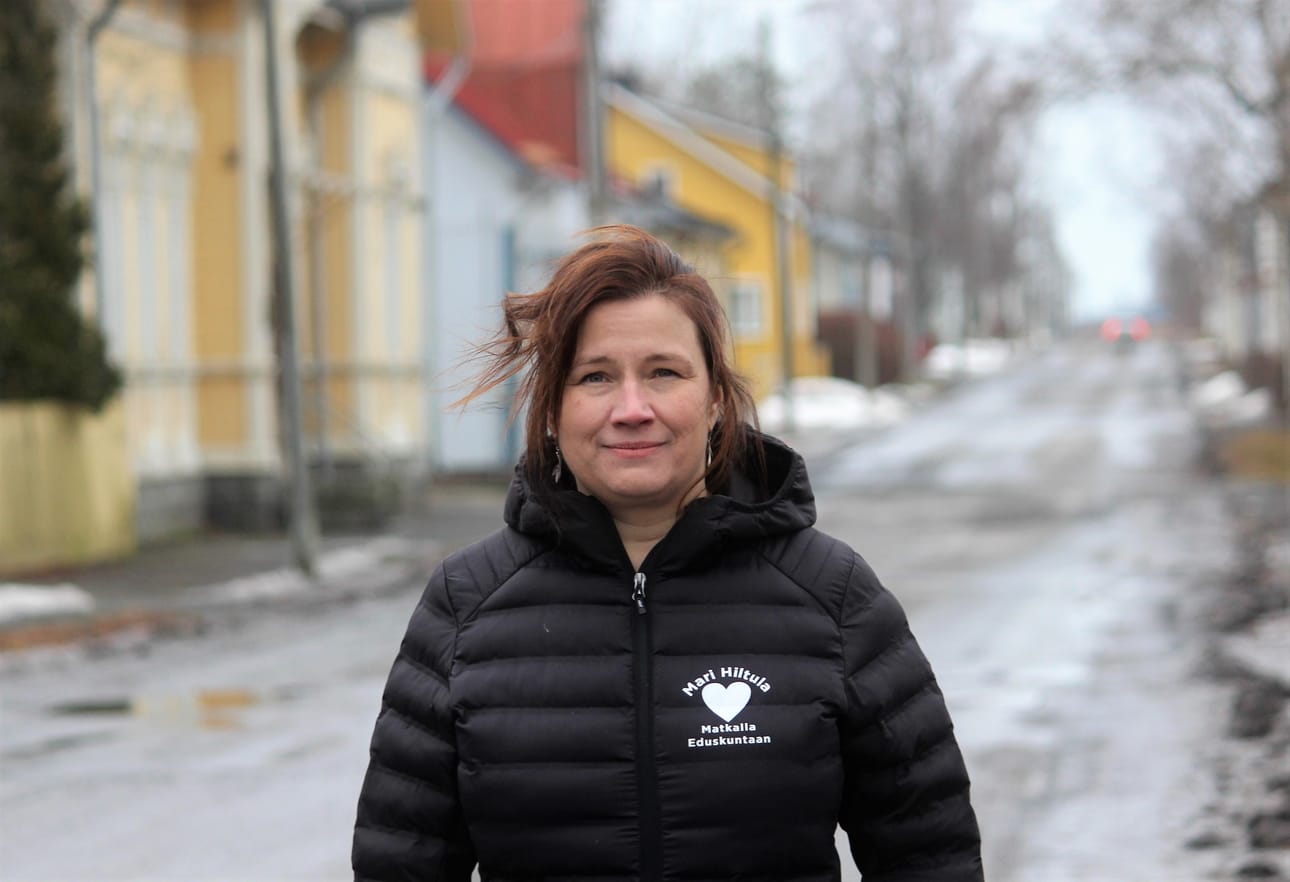 Tuuli tuiversi Kaskisten kaduilla pari viikkoa sitten. Kaskislaisen ehdokas Mari Hiltulan vaalipäällikkönä häärii Mikael Perjus Kristiinasta.