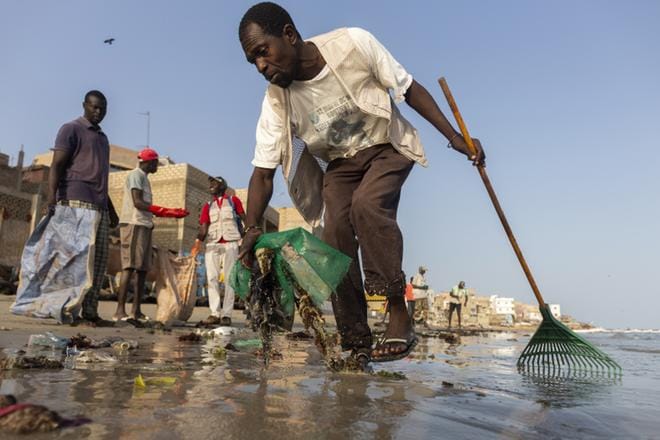 Vapaaehtoiset keräävät roskia kalastajakylän rannalla Senegalissa. Ympäristöongelmat vaivaat myös Afrikan maita. KUVAT: EPA/NIC BOTHMA