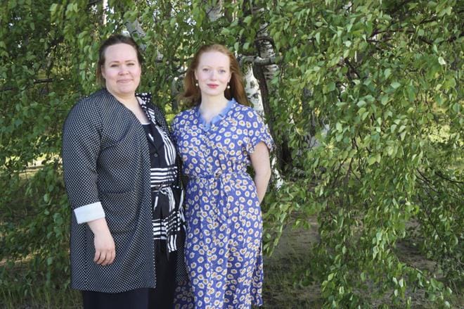 Jenni Laurila (vas.) ja Helmiina Hyvärinen toimivat ensimmäistä kertaa somettajan pestissä, mutta työtehtävät ovat ennestään tuttuja. KUVA: RIIKKA ILMONEN