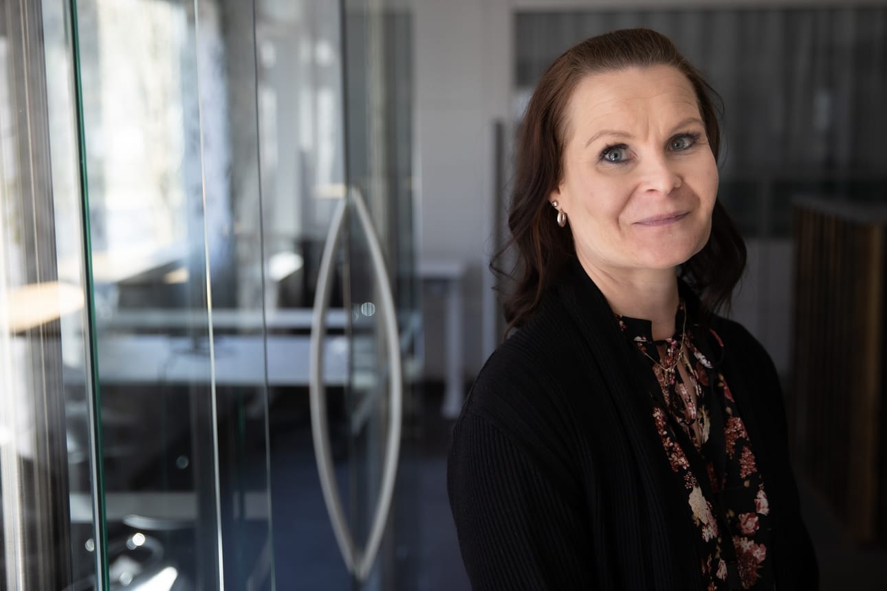 Tuula Kauttio meijerillä toukokuussa 2022.