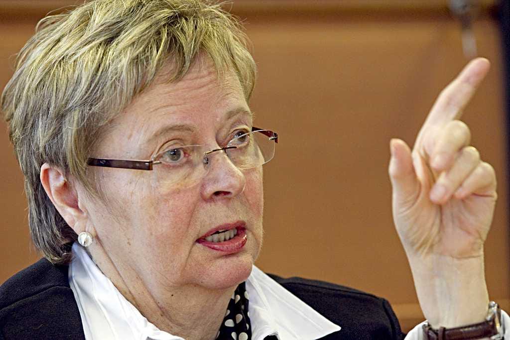 Liisa Jaakonsaari (sd.) epäilee liikenne- ja viestintäministerin joutuneen kohtuuttoman höykytyksen kohteeksi siksi, että hän on nainen.