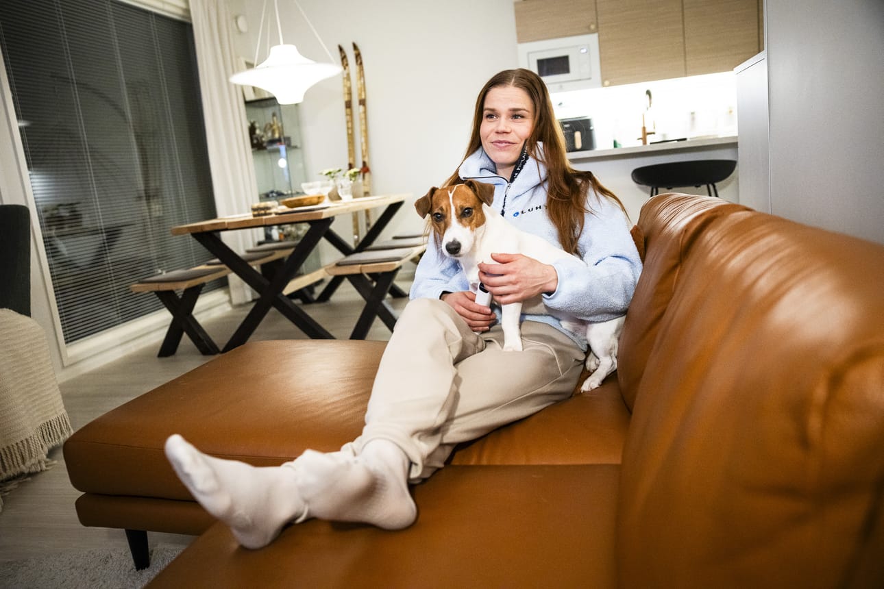 Jasmi Joensuu on asunut Rovaniemellä vuodesta 2020. Kevään jälkeen hän ja Keijo-koira muuttavat etelämmäs. Rovaniemellä hän on ollut muutenkin viime aikoina vain vähän, sillä kisareissujen lisäksi Joensuu on viettänyt aikaa Sveitsin Genevessä, jossa hänen poikaystävänsä Markus Granlund pelaa jääkiekkoa.