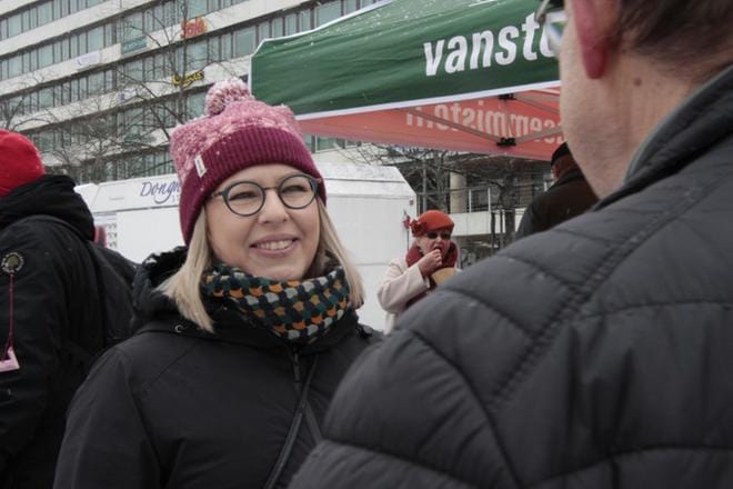 Vaasalainen Heikki Valli halusi tavata sosiaali- ja terveysministeri Aino-Kaisa Pekosen kasvotusten. – Kiva nähdä ministeri luonnossa eikä vain televisioruudussa. KUVAT: JENNI MÄKELÄ