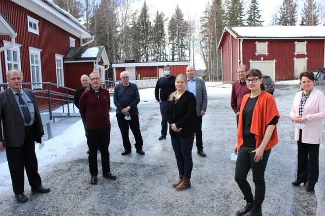 Karijoella eilen kokoontuivat Mauri Kankaanpää (etualalla vas.), Jari Kuusi, Marjaana Uusitalo ja Outi Viitikko. Takana Pekka Anttila (vas.), Antti Seppälä, Tuomas Hemminki, Esa Lehtimäki, Mikko Lempinen ja Marianne Huhtala. KUVA: LOTTA KALLIO