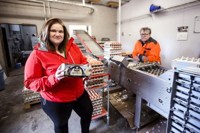 Viivi Matikainen esittelee Kivimäen maatilan omaa kananmunapakkausta. Matti Kivimäki kertoo, että ajatus munien myymisestä omissa pakkauksissa syntyi jo noin vuosi sitten. Kuvat: Matti Hautalahti