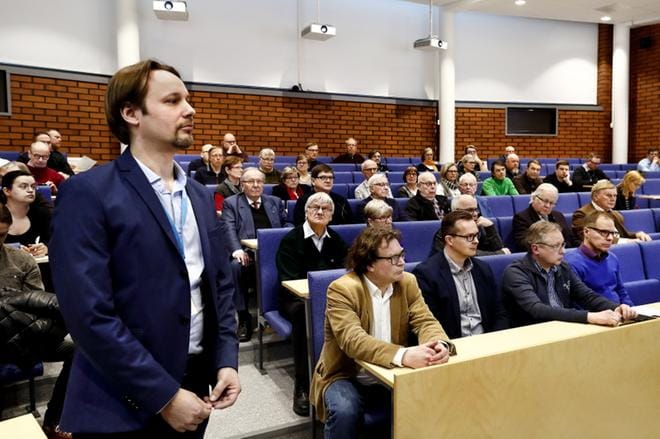 Hankkeen yleissuunnittelukonsultiksi valitun Ramboll Finland Oy:n projektipäällikkö Lauri Vesanen esitteli tilaisuudessa noin 70-henkiselle yleisölle tulevaisuuden liikenne-ennusteita alueella. KUVAT: JOUKO HÄNNINEN