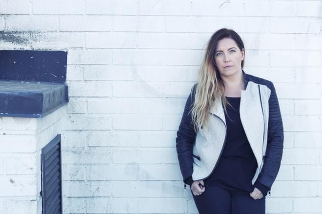 Jenni Pääskysaari tunnetaan juontajana ja kirjailijana. Hän juontaa MTV3-kanavalla nähtävää Pitääkö olla huolissaan -televisiosarjaa. Ohjelma nähdään tiistaisin kello 21. KUVA: MTV3