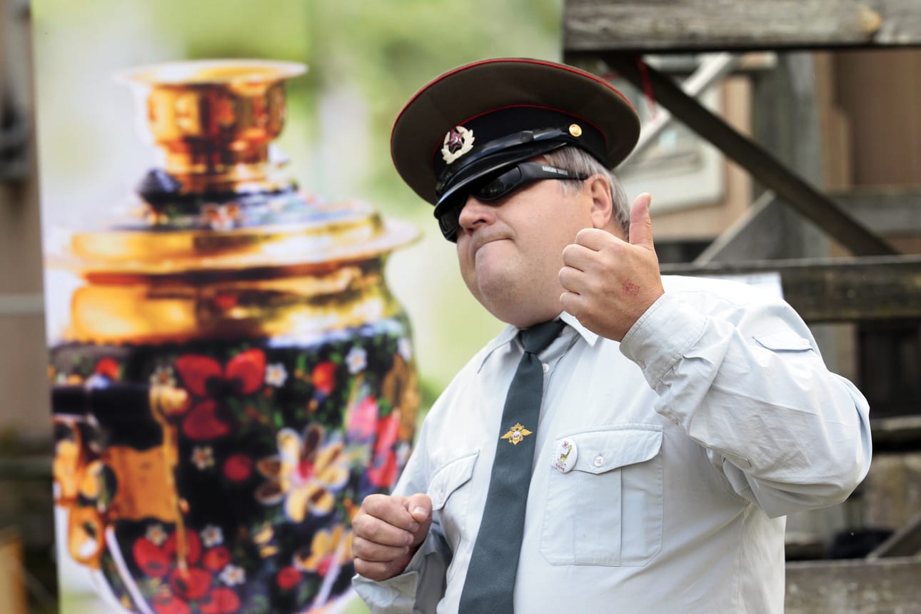 Silvo Nybacka, alias Sergei Ivanovits, esitteli balalaikkataituruutta ilman balalaikkaa. Ilmabalalaikkoja hajoaa mestarin käsissä vuosittain useampikin kappale