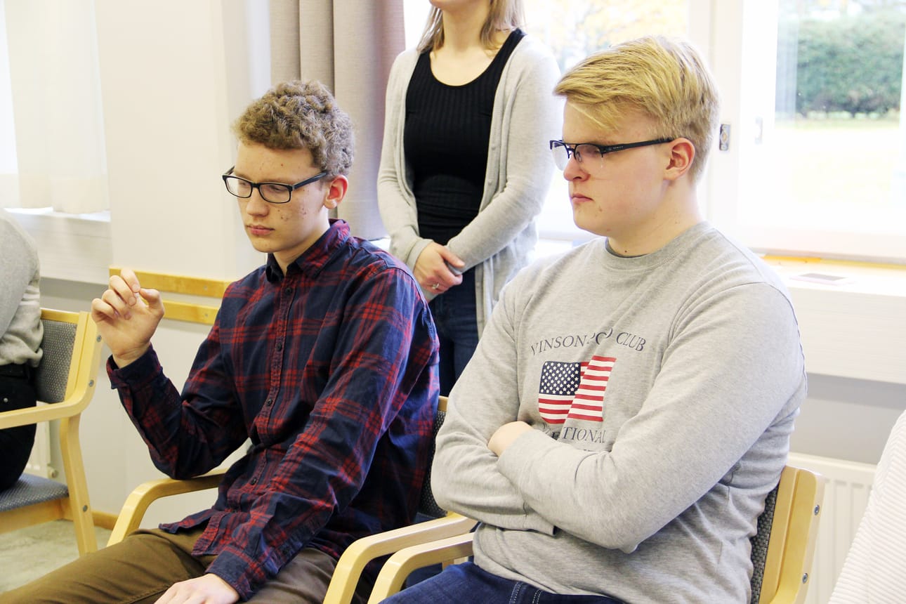 Muun muassa Posion lukioissa opiskeleva Oskari Laatikainen (vas.) ja Tornion Yhteislyseon lukiossa opiskeleva Erkka Multanen esittivät kysymyksiä keskustelutilaisuudessa.