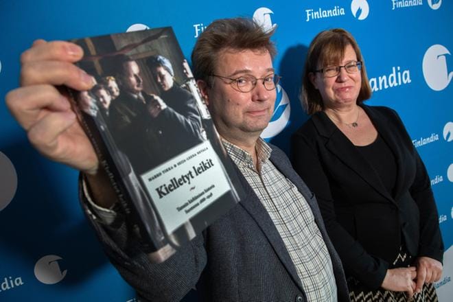 Historian tutkijat Marko Tikka ja Seija-Leena Nevala kirjoittivat sotavuosien tanssikiellosta. Poikkeusolojen tutkimus toi heille tietokirjallisuuden Finlandia-palkinnon. KUVA: Mauri Ratilainen