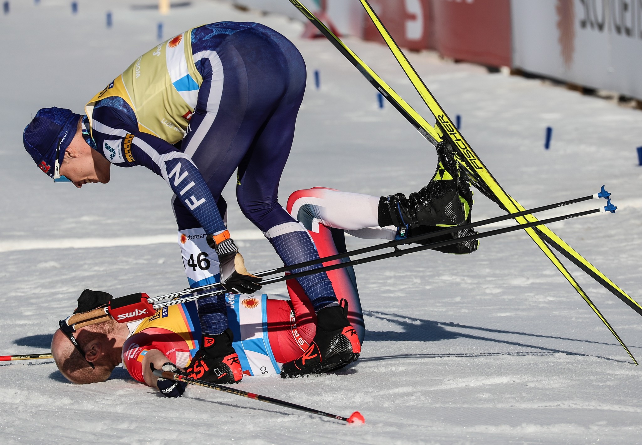 Iivo Niskanen onnitteli uransa ensimmäisen henkilökohtaisen arvokisakultansa ottanutta Norjan Martin Johnsrud Sundbyta maalissa.
