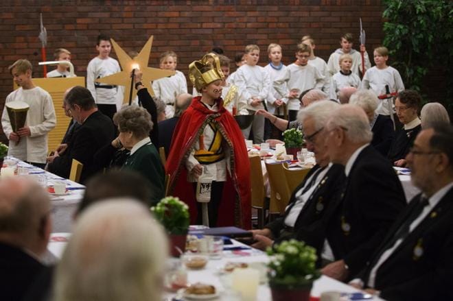 Onkilahden 5. ja 6. musiikkiluokkien Tiernapojat esiintyivät Vaasan veteraaniyhdistyksen joulujuhlassa perjantaina. KUVAT: MINNA ANTILA