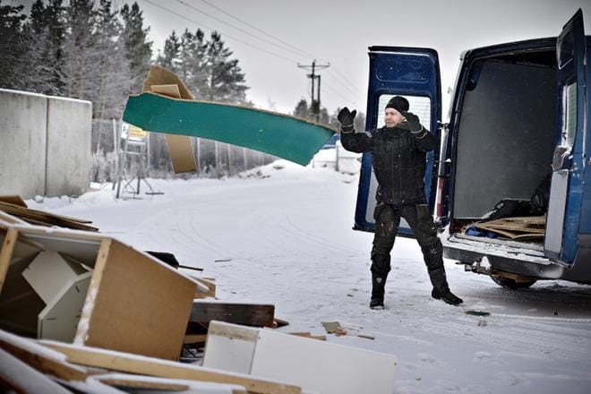 Talonrakentaja Jesse Koukkari toi Seinäjoki-Nurmon jäteasemalle työmaaltaan kuormaa tiistaina puoliltapäivin. KUVA: TOMI KOSONEN