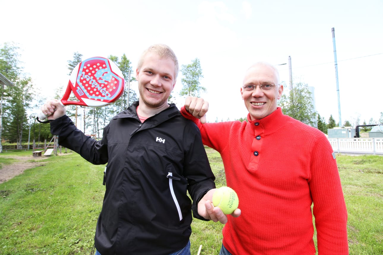 Veljekset Janne ja Esa Hirvasniemi odottavat maailman pohjoisimman padelkentän aukeamista elokuussa. Pystytys tapahtuu koulukeskuksen liikuntapaikkojen viereen elokuun alkupuolella.