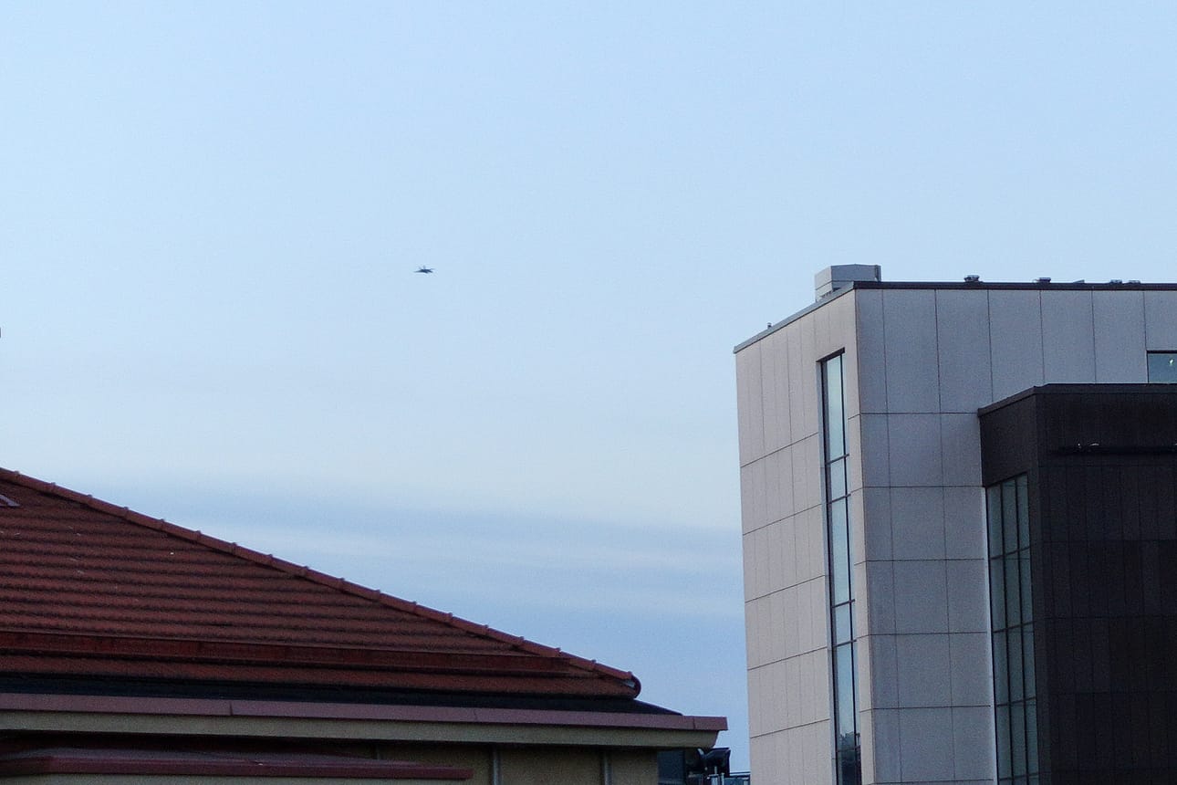 Hornet-hävittäjä taivaalla Meilahden yllä Helsingissä varhain perjantaiaamuna.