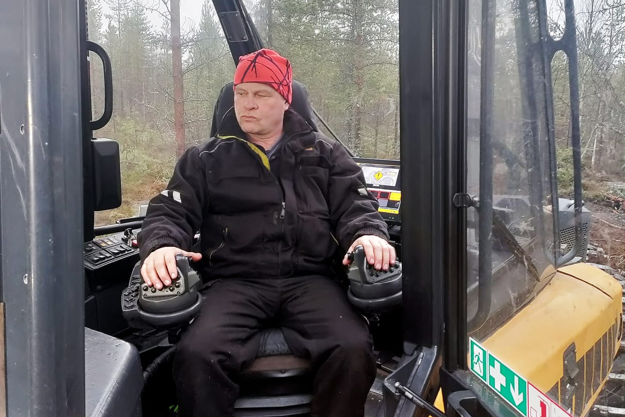 Tarmo Ojala tekee metsäurakointia Ranuan alueella.