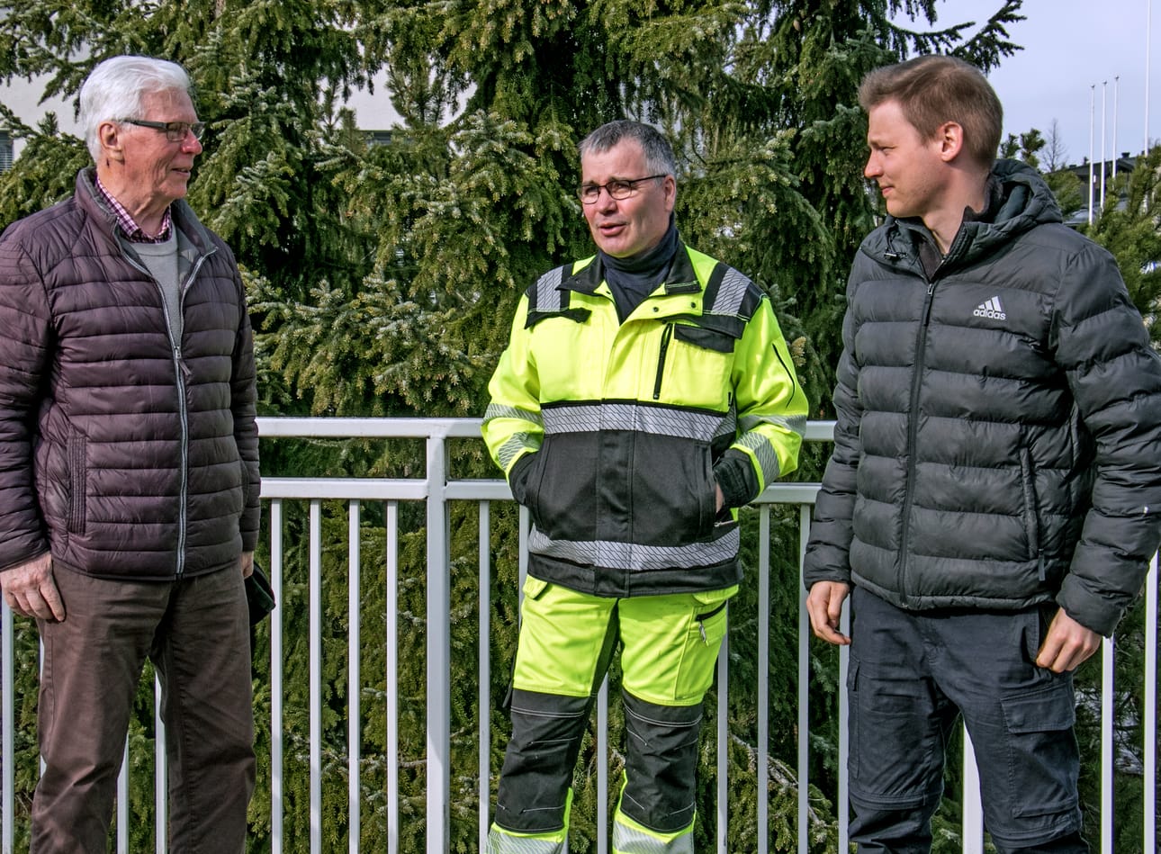 Kauhajokelaiset Osmo Perkkiö, Tero Kilpiö ja Jaakko Varamäki kuuluvat siihen noin 60 maanomistajan joukkoon, joilla on vanhoja turveneva-alueita Kauhajoen Nummijärven suunnalla yhteensä 600 hehtaaria. Ajatuksissa on saada alueelle jonakin päivänä jättikokoinen aurinkovoimala, ja sitä varten maanomistajaporukka halutaan pitää yhtenäisenä ja käydä mahdolliset neuvottelut yhdessä.