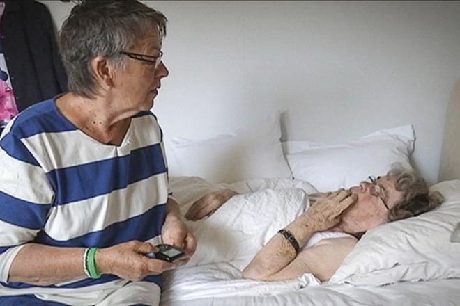 Eläkeläinen Wiwi Heggblad hoitaa 94-vuotiasta äitiään ja dementiaa sairastavaa miestään kotona. KUVA: SVT/Yle Kuvapalvelu