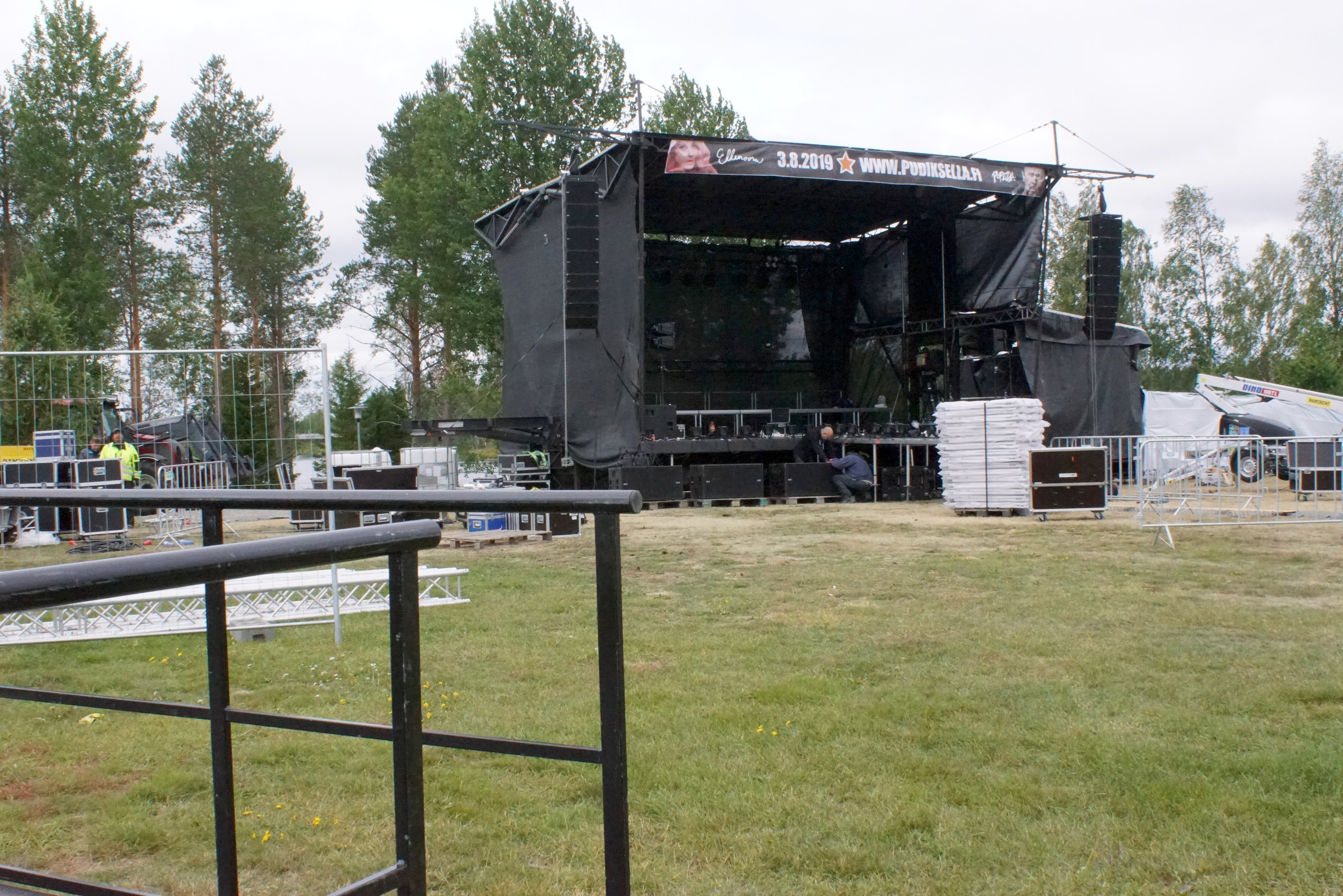 Esiintymislavan viimeistely oli Raitsun konserttipaikalla meneillään perjantaina päivällä.