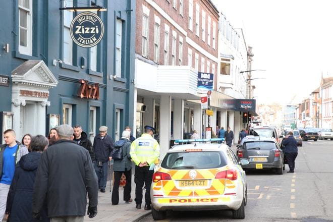Poliisi ja ambulanssi hälytettiin keskiviikkona toimistorakennukseen, joka näkyy kuvassa ravintola Zizzin ja Tescon myymälän välissä. Kuva: Rami Nieminen