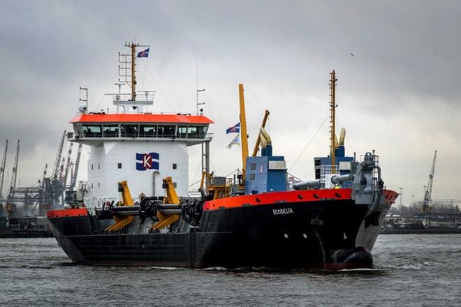 Laiva on saapumassa Rotterdamin satamaan. KUVA: KOEN VAN WEEL / EPA