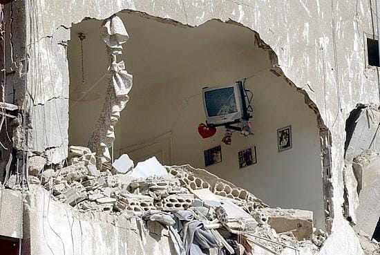 epa00789711 A destroyed building in southern Beirut after Israeli air strikes on Monday, 07 August 2006. At early morning, Israeli warplanes pounded Beirut's southern suburbs with eight airstrikes, stepping up bombardment of the Hezbollah stronghold. EP