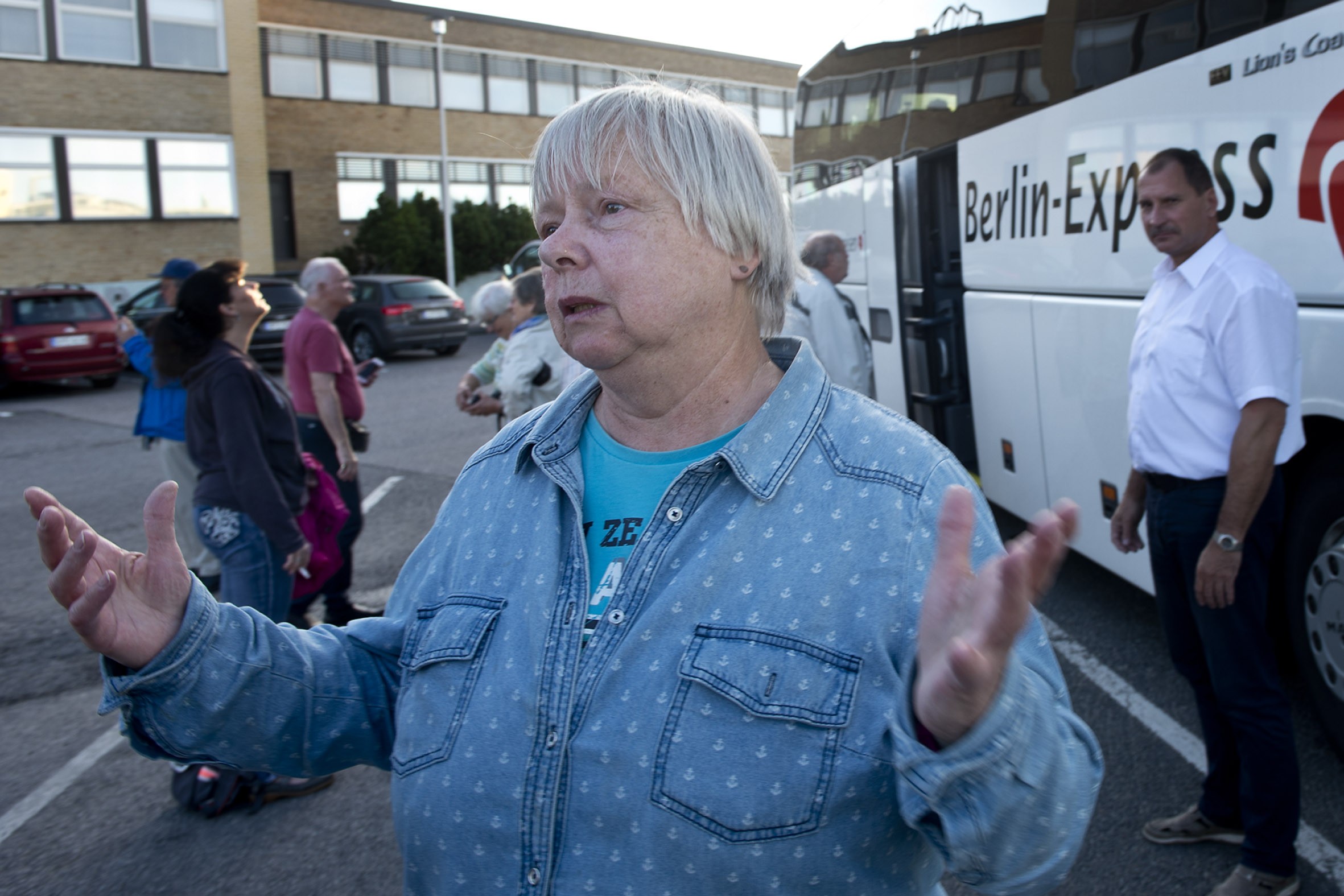 Saksalainen Helga Wolter järkyttyi Turun satamassa kuullessaan, että Turussa oli perjantaina puukotettu useita ihmisiä hyökkäyksessä.¿Voi ei! Hyvänen aika. Täällä, eikä siis Barcelonassa? Ja kaksi ihmistä kuollut? Järkyttävää, hän sanoi Turun satamassa sunnuntaina aamulla.