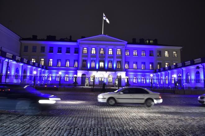 Presidentinlinna sai 100-vuotisen Suomen kunniaksi sinivalkoisen valaistuksen. KUVA: Joel Maisalmi