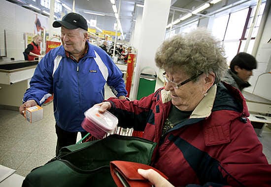 Helmi ja Lauri Perätalo asioivat usein Halpa-Hallissa Toppilassa. Ostospaikan edullisuus houkuttaa, Perätalot kertovat.