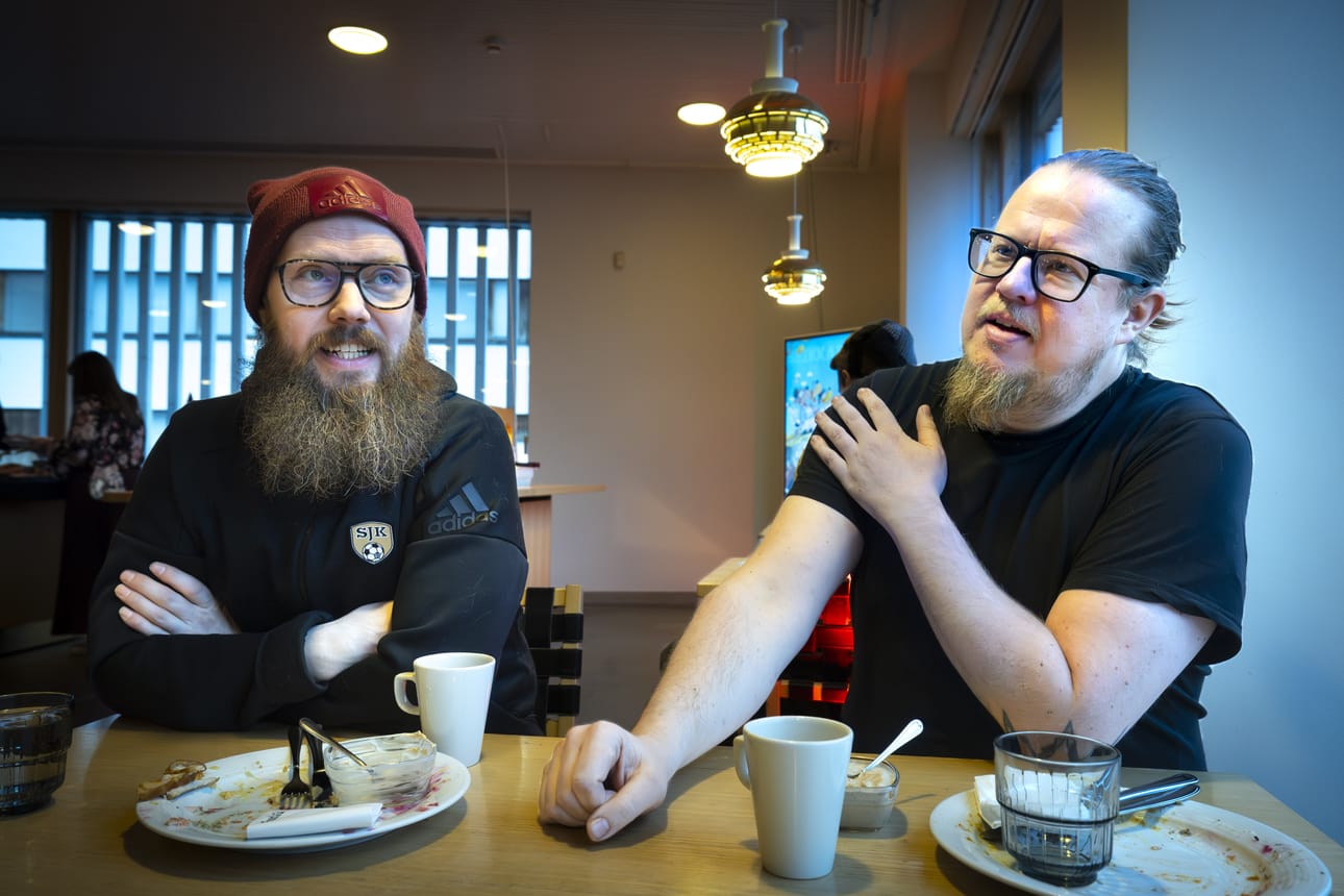 Teatterilla työskentelevät Pekka Hautala ja Sauli Leinonen nauttivat työnantajan tarjoamasta joululounaasta, vaikka intohimoisia jouluruuan kuluttajia he eivät ole.