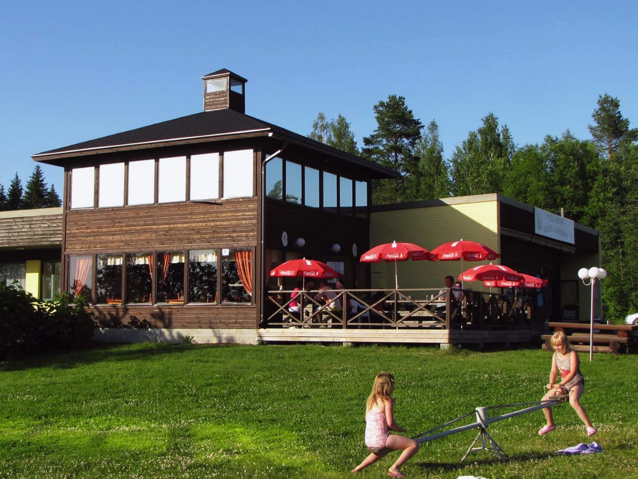 Suninsalmen kahvila-ravintola on aikoinaan remontoitu vanhasta kyläkaupasta. Arkistokuva.