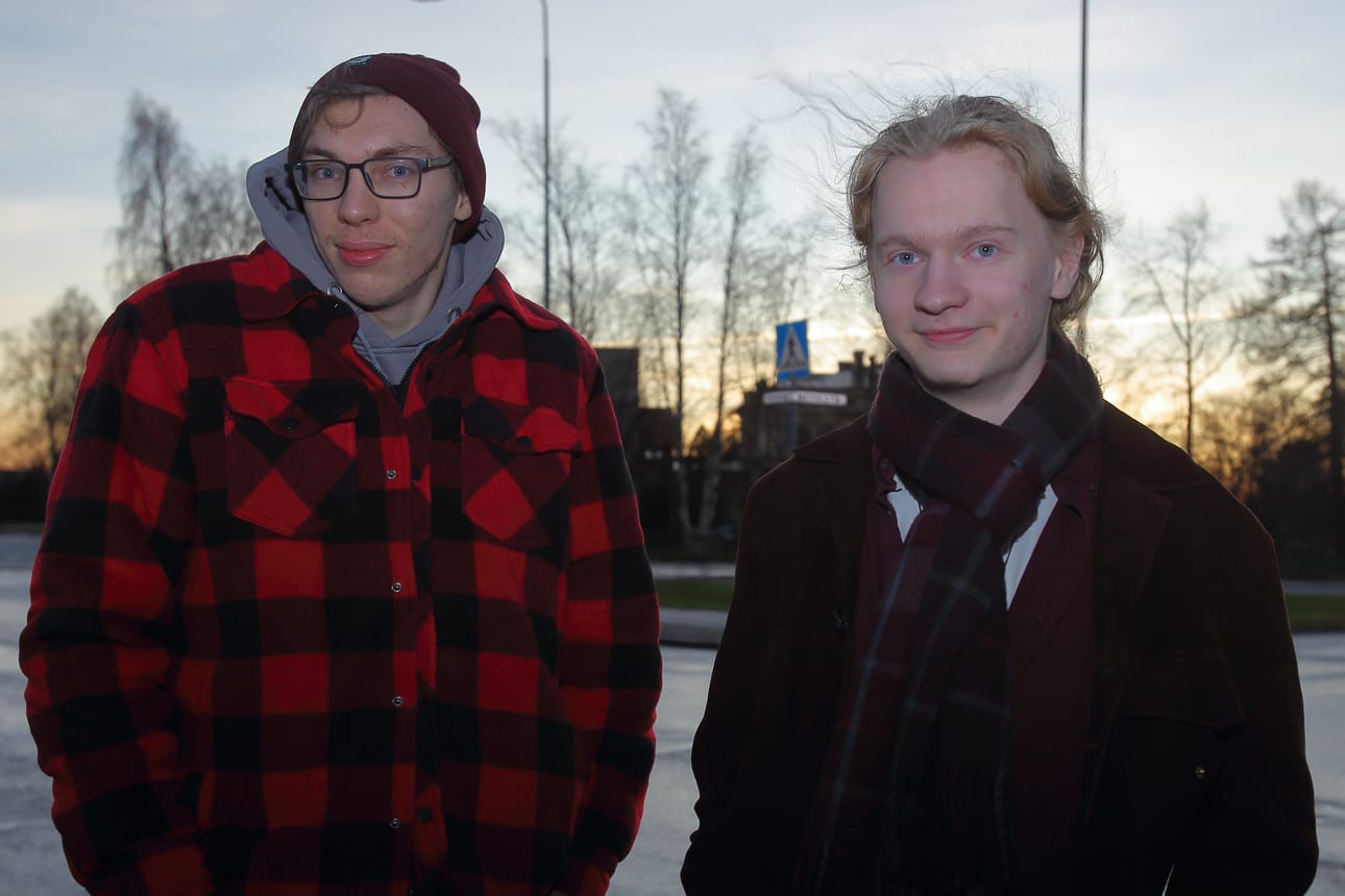 Eino Impola ja Antti Niemelä pelaavat tietokoneillaan lähes joka päivä ja käytettyjä tunteja on hankala arvioida. He arvelevat, että jos digilaitteiden käyttö vähenisi tai loppuisi kokonaan, liikkuminen lisääntyisi.