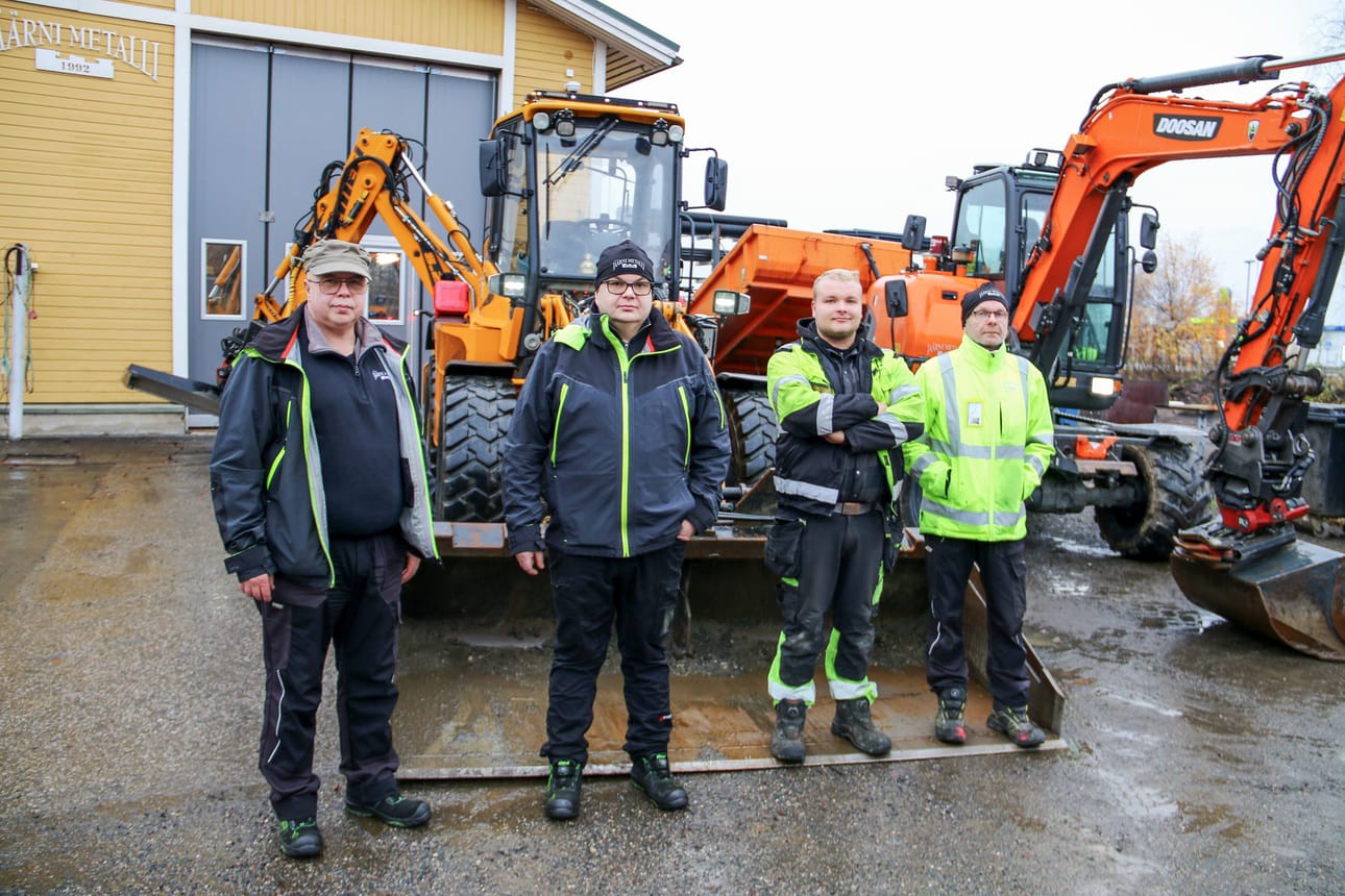 Jäärni Metallin Tuomo (vas.) ja Teemu Jäärni vastaavat yrityksen konepajapuolesta. Vili ja Tapani Jäärnin vastuulla on puolestaan työkonepuoli.