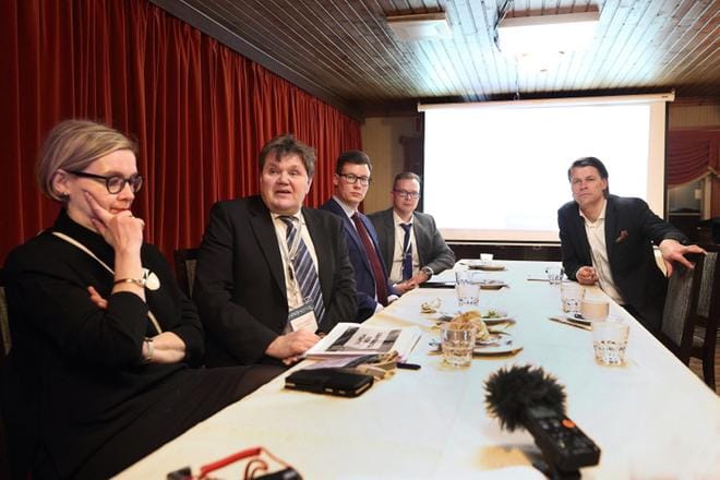 Paula Risikko, Harry Wallin, Markus Erkkilä, Juha Takamaa ja Pasi Kivisaari kertoivat pääradan suunnitelmista ja merkityksestä. KUVA: JOUKO HÄNNINEN