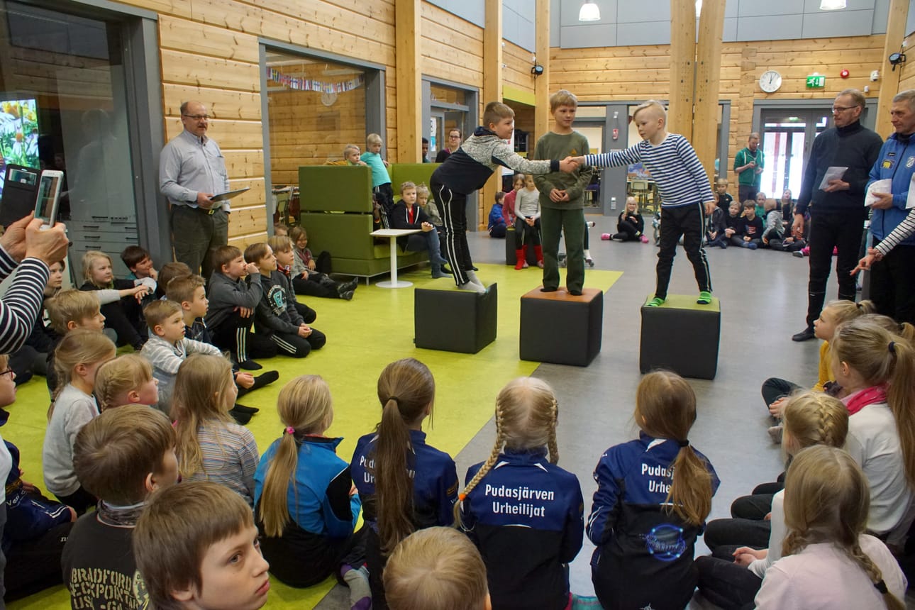 Hirvaskosken Tommi Pyykkönen (keskellä) voitti 9-vuotiaiden poikien sarjan. Muut mitalistit olivat hopealla Hirsikampuksen Topi Kettunen ja samalla ajalla pronssilla Lakarin Aapeli Liikanen (kuvassa) ja Hirvaskosken Juuso Iinatti. Palkinnot jaettiin Hirsikampuksella.