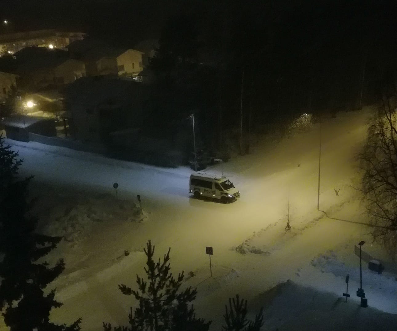 Kuvan lähettäneen lukijan mukaan poliisiautot partioivat Rajakylässä maanantaiyönä.