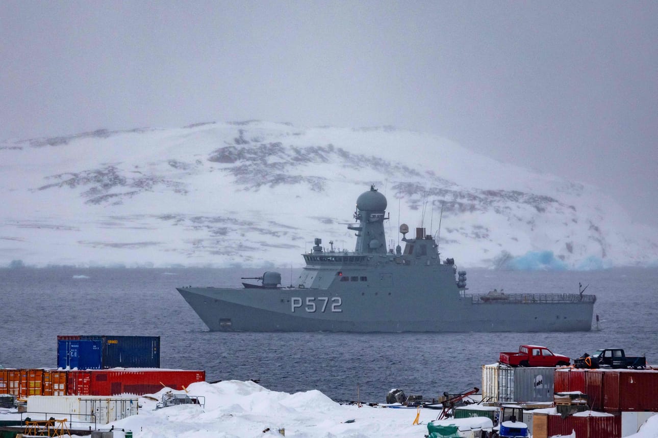 Tanskan merivoimien alus Grönlannin rannikolla. Arkistokuva.