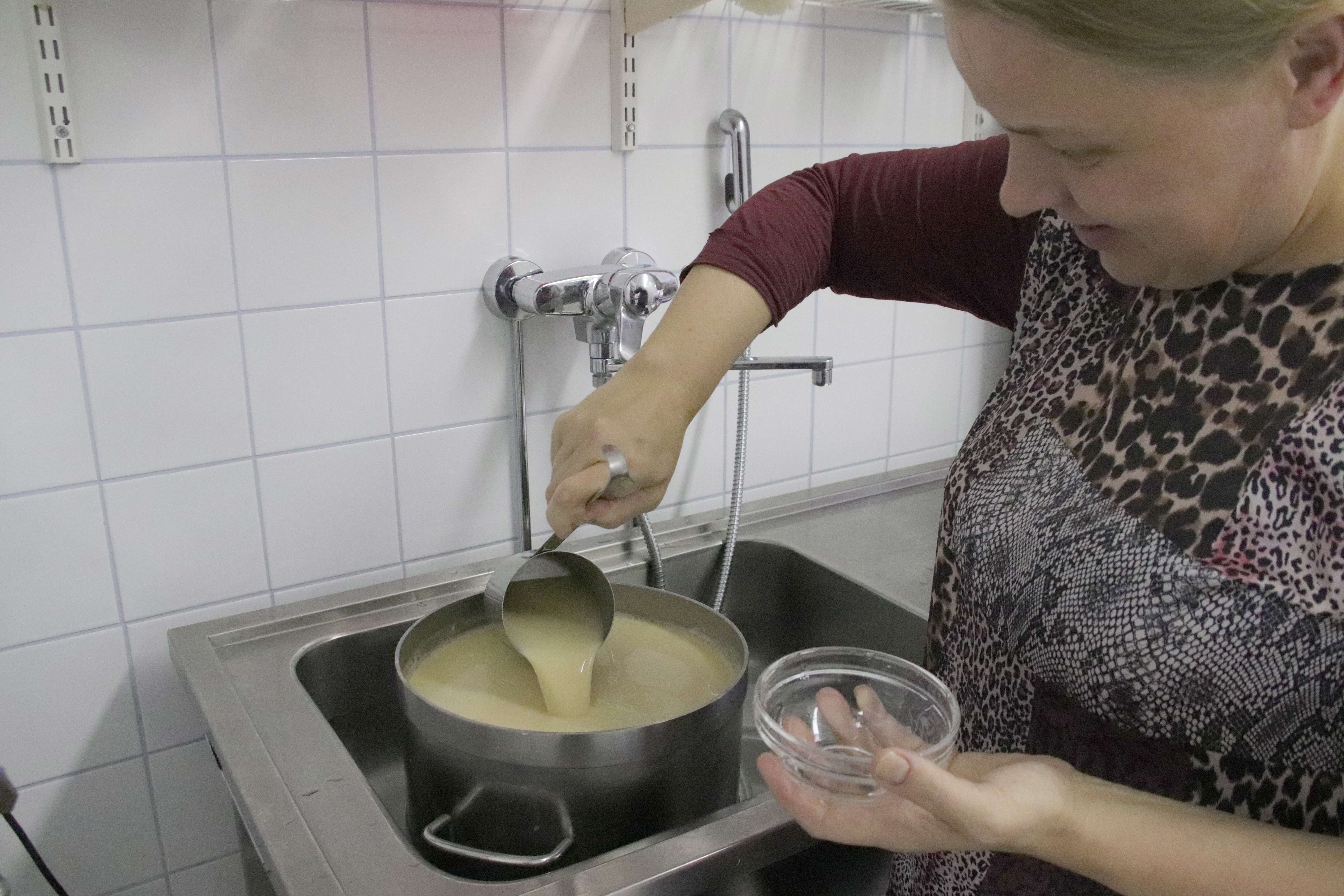 Ira Toppinen kauhoi jäähtymässä olleesta kattilasta pienet maistiaisannokset. Pitäähän emäntien tietää, miltä valmis keitto maistuu.