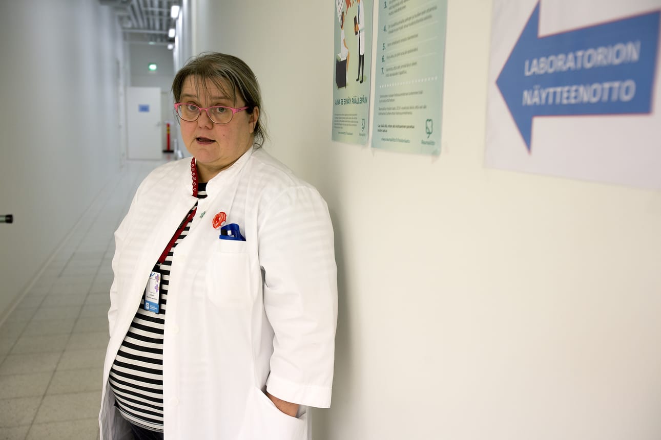 Ylikemisti Eevastiina Marjoniemi on valmistellut uutta laboratorion näytteenottotilaa Kauppaporvariin. Näytteenotto sijaitsee Neuvorassin ja Pihlajalinnan lääkäriaseman välisen käytävän päässä.