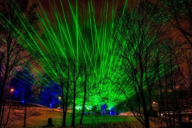 Espoon kaupungissa järjestettiin laservaloshow uudenvuoden aattona vuonna 2018. Seinäjoen keskustorilla vastaavanlainen valotulitus nähdään uudenvuoden aattona. Kuva Showlaser